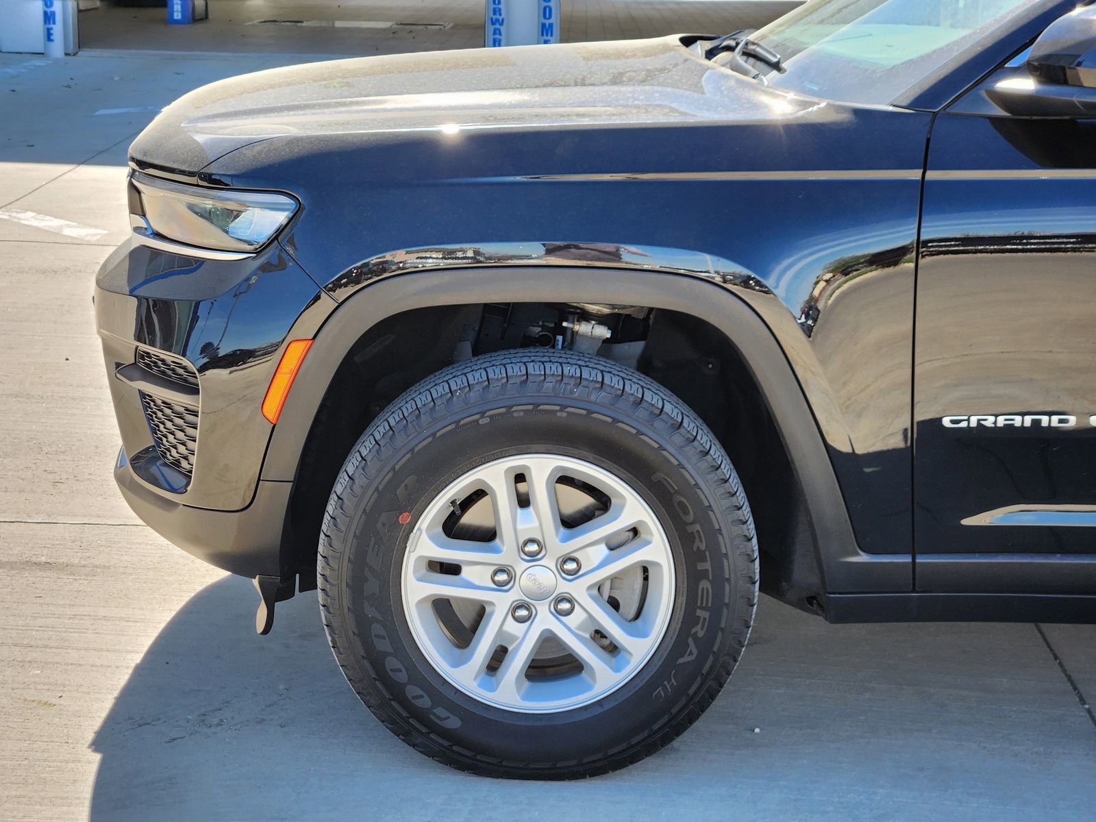 Used 2025 Jeep Grand Cherokee Laredo w/ Luxury Tech Group I image 10