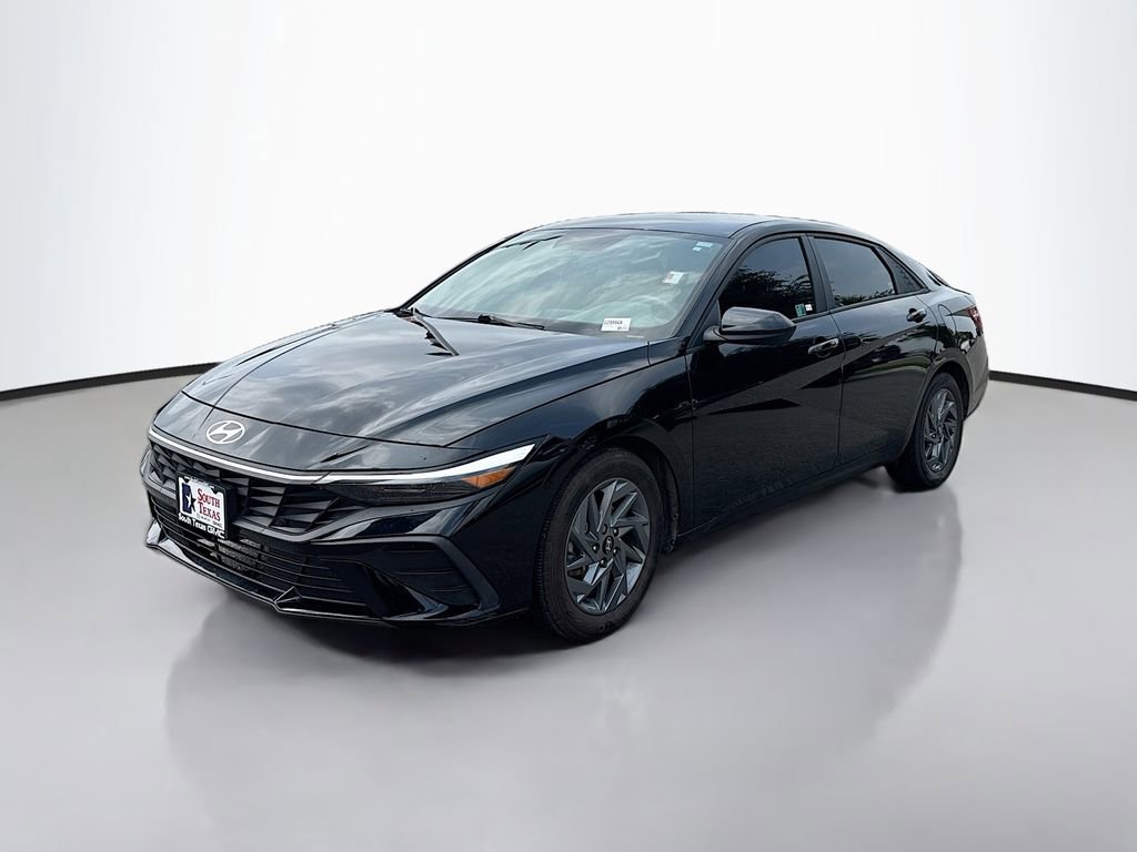 Used 2024 Hyundai Elantra SEL FWD image 3