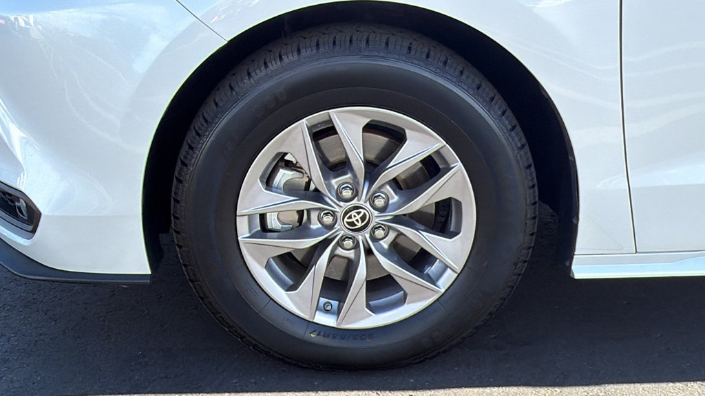 Used 2025 Toyota Sienna XLE FWD image 9
