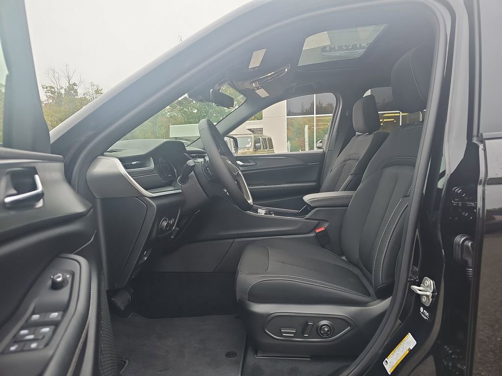 New 2025 Jeep Grand Cherokee Laredo X w/ Trailer Tow Package image 10