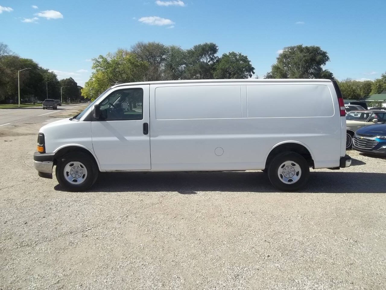 Used 2017 Chevrolet Express 2500 Extended RWD image 4