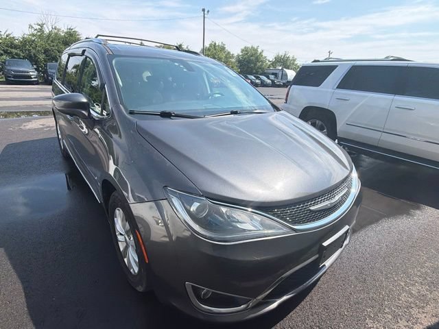 Used 2019 Chrysler Pacifica Touring-L FWD image 2