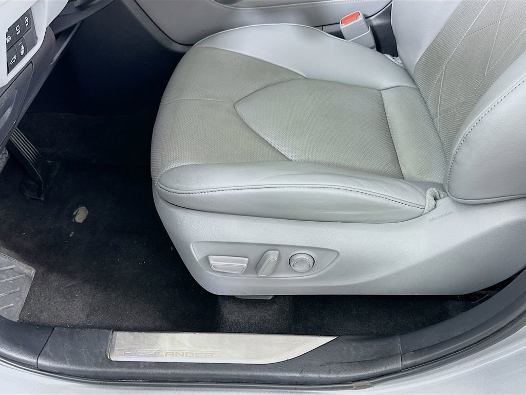 Used 2023 Toyota Highlander Platinum image 19