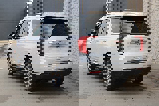 Used 2023 GMC Yukon SLT w/ SLT Premium Package image 3