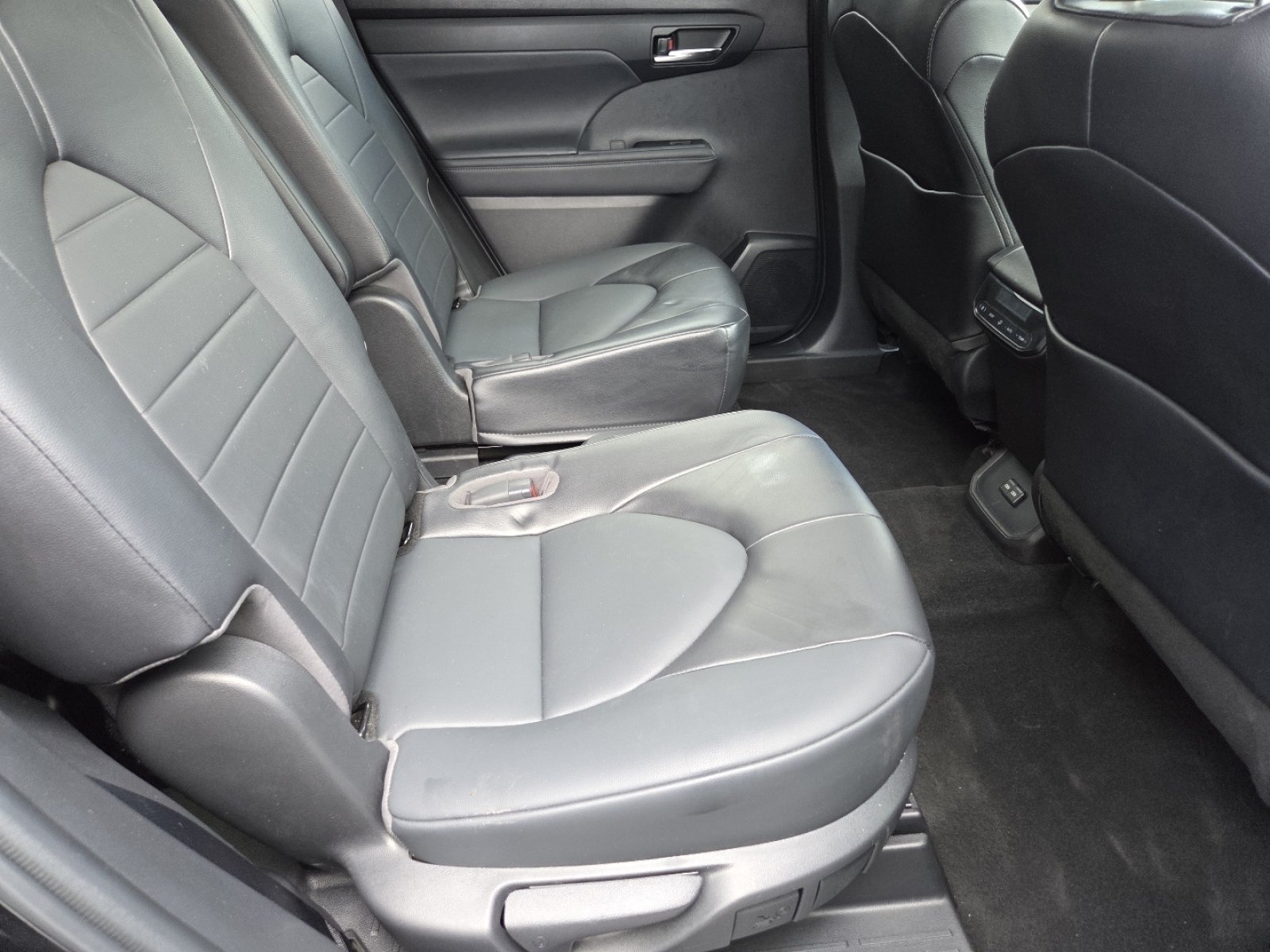 Used 2022 Toyota Highlander XLE AWD/4WD image 30