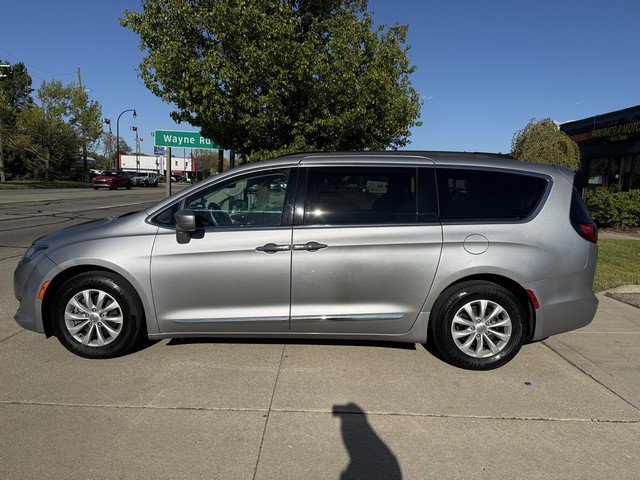 Used 2017 Chrysler Pacifica Touring-L FWD image 8
