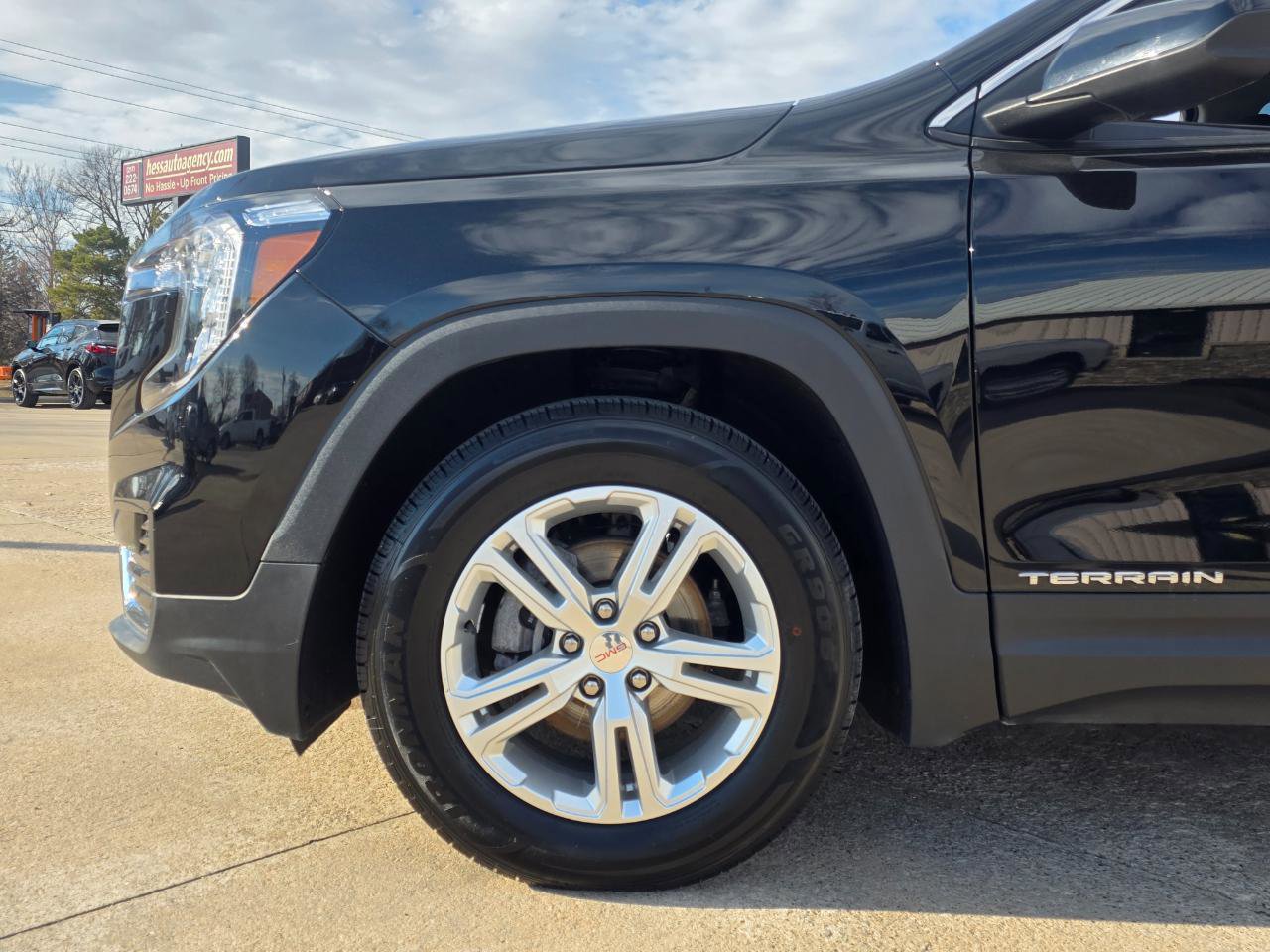 Used 2024 GMC Terrain SLE image 28