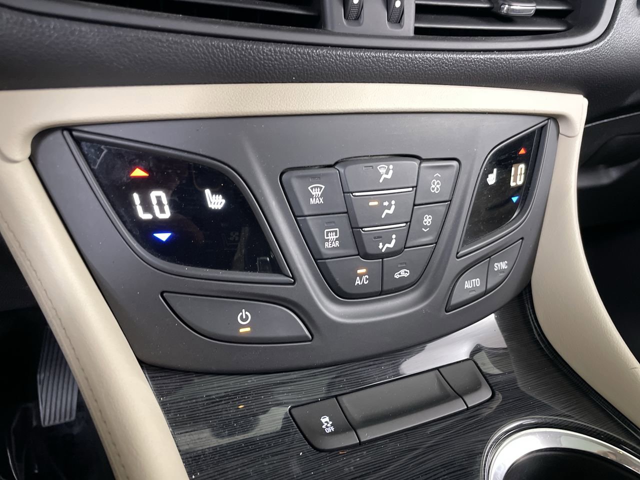 Used 2018 Buick Envision Essence AWD/4WD image 17