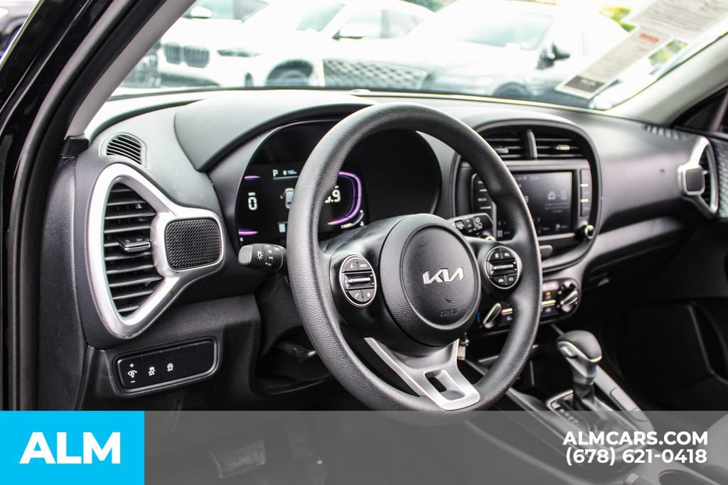 Used 2025 Kia Soul LX w/ LX Technology Package FWD image 31
