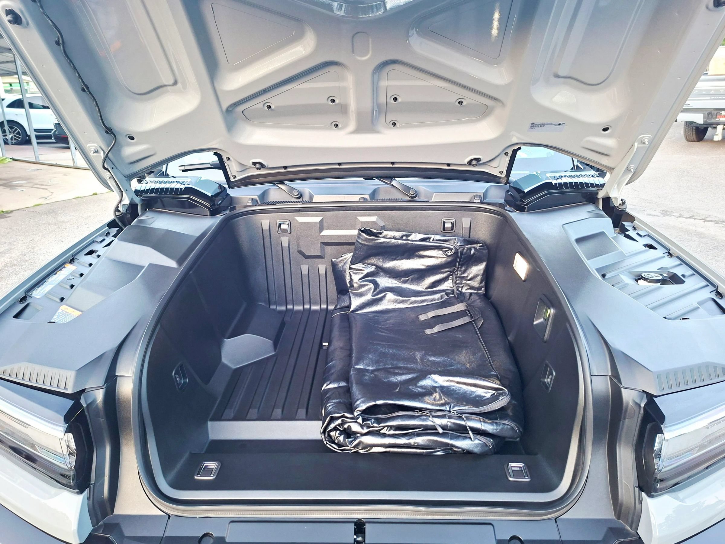 Used 2025 GMC Hummer EV 2X AWD/4WD image 9