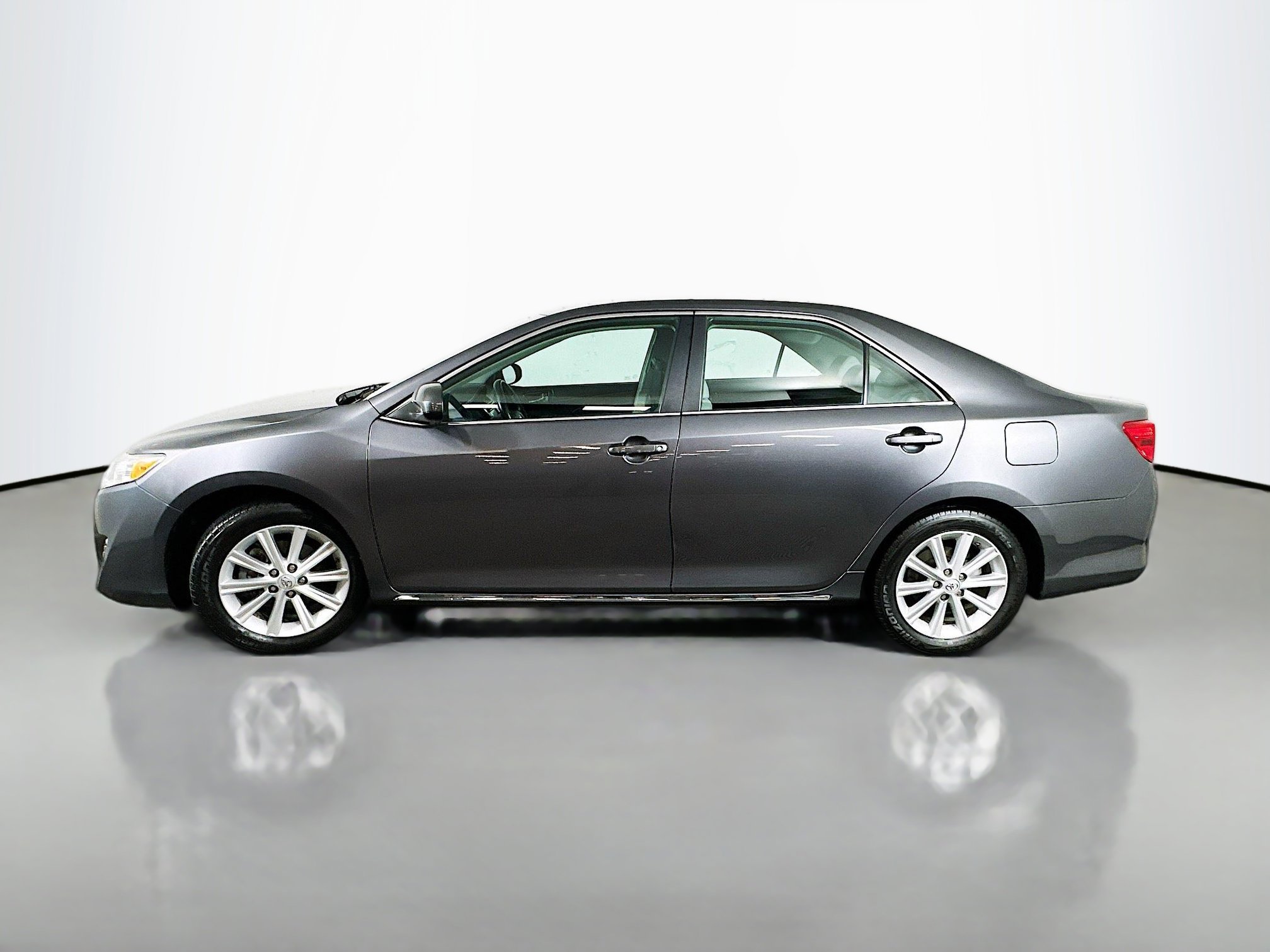 Used 2013 Toyota Camry XLE image 4