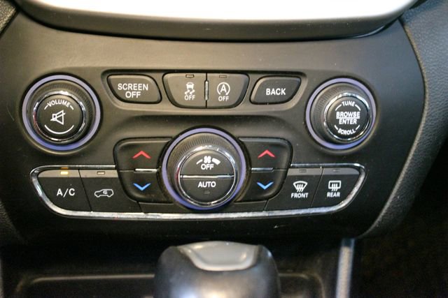 Used 2017 Jeep Cherokee Trailhawk AWD/4WD image 26