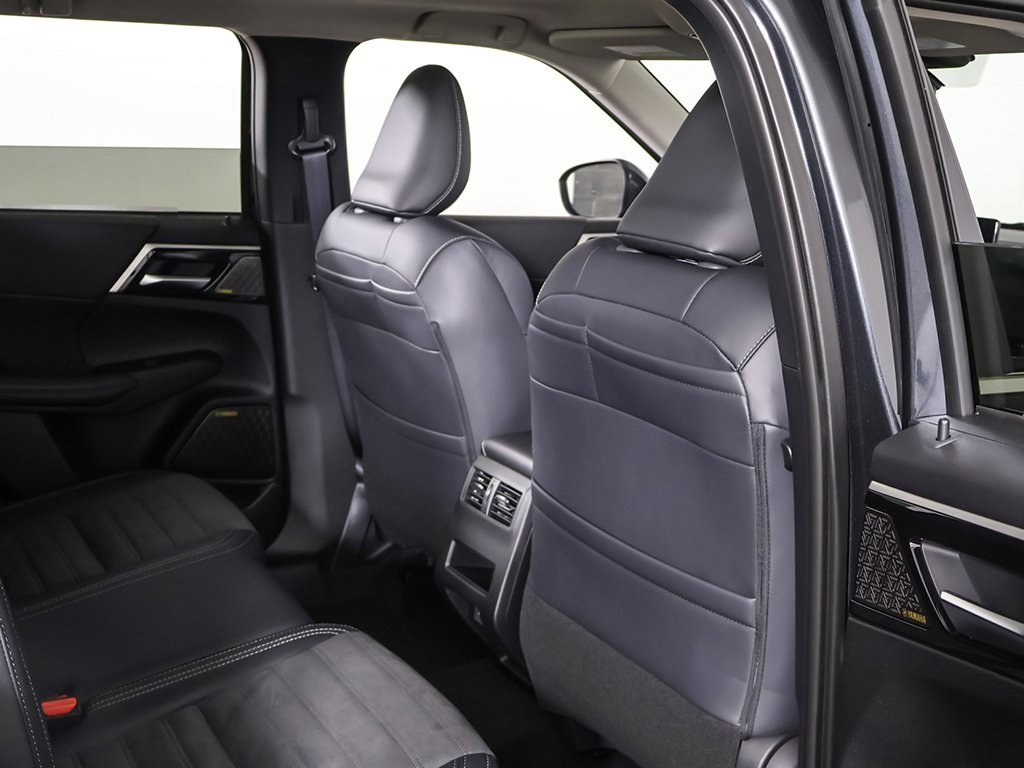 New 2025 Mitsubishi Outlander SE image 32