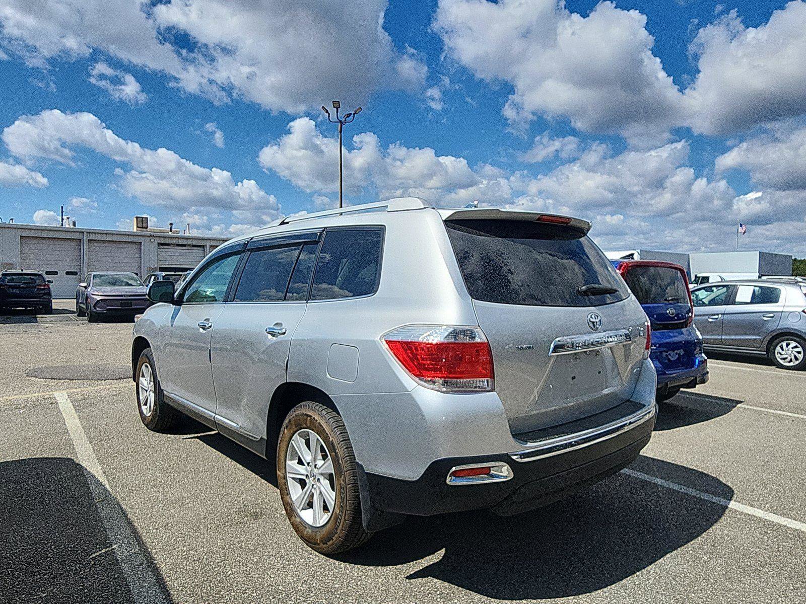 Used 2013 Toyota Highlander 4WD w/ Cold Weather Pkg image 2