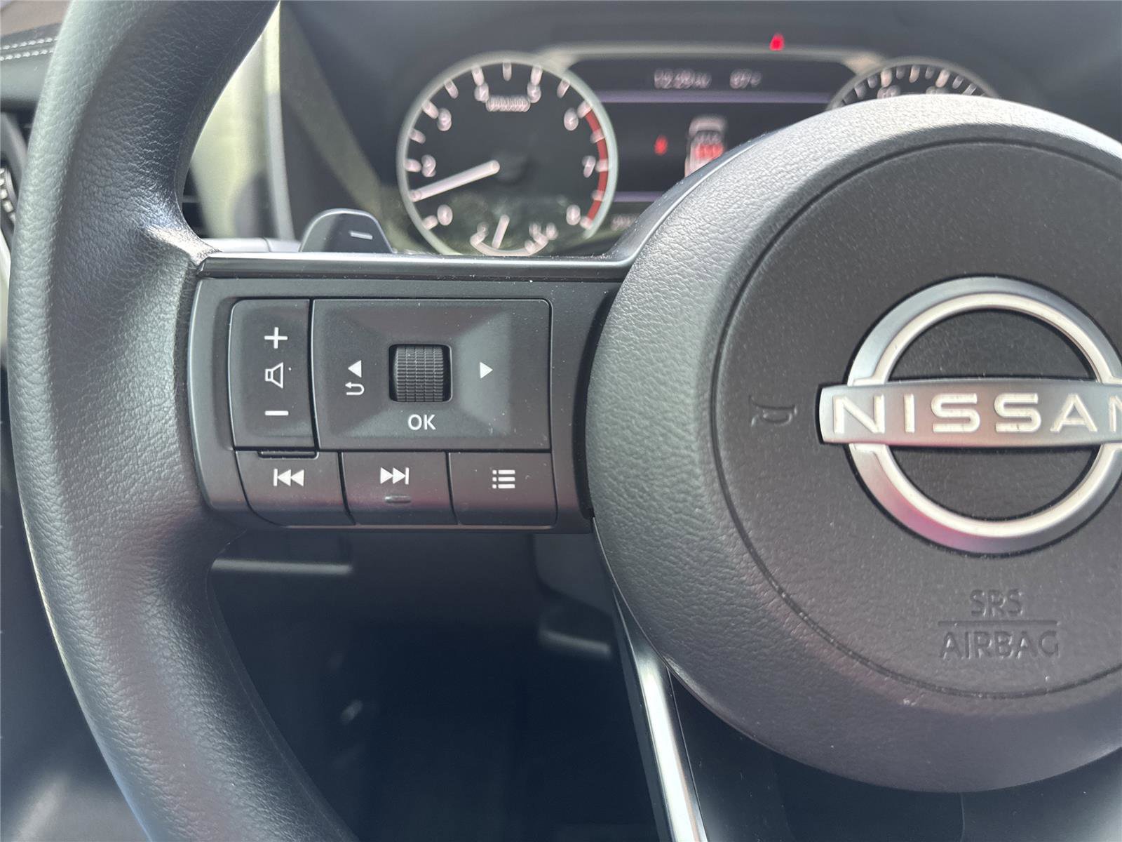 Used 2023 Nissan Rogue S image 25