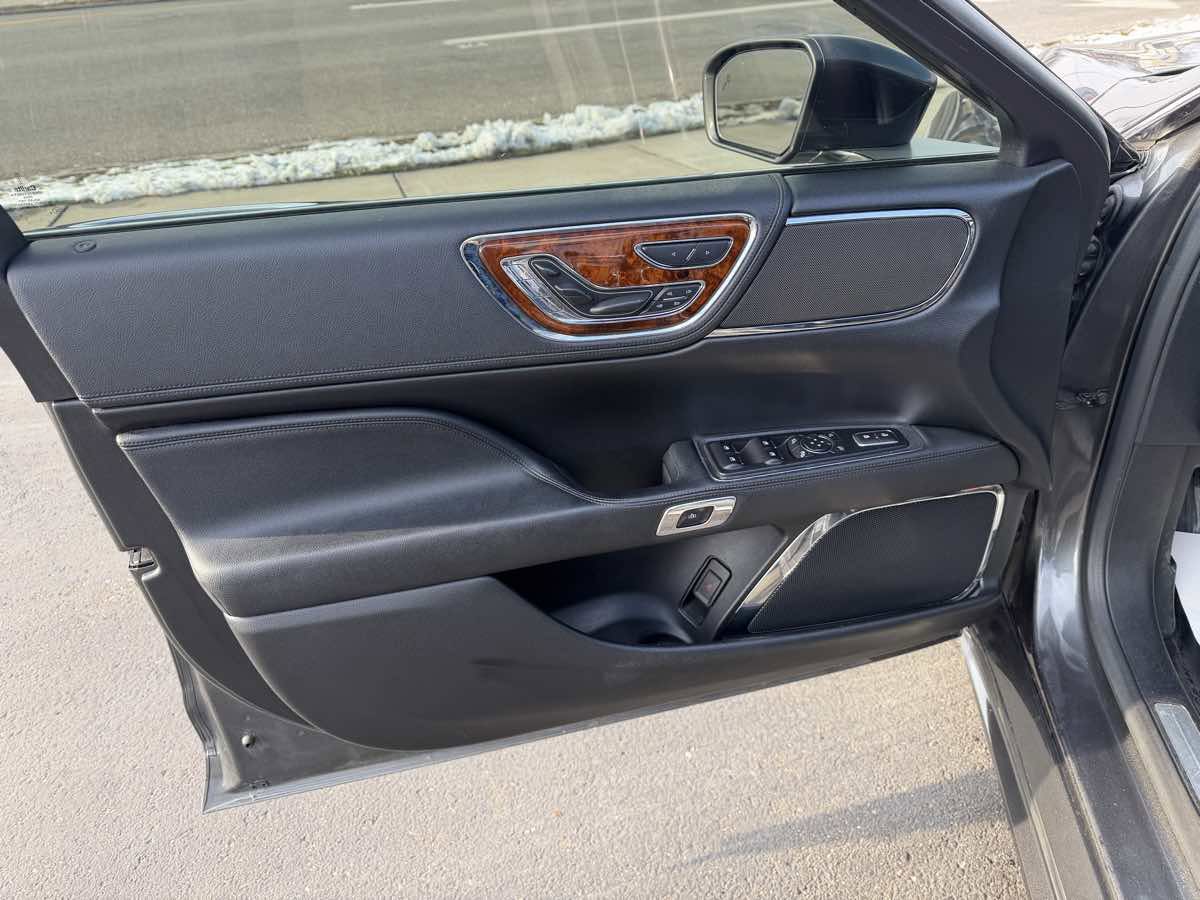 Used 2017 Lincoln Continental Reserve image 12