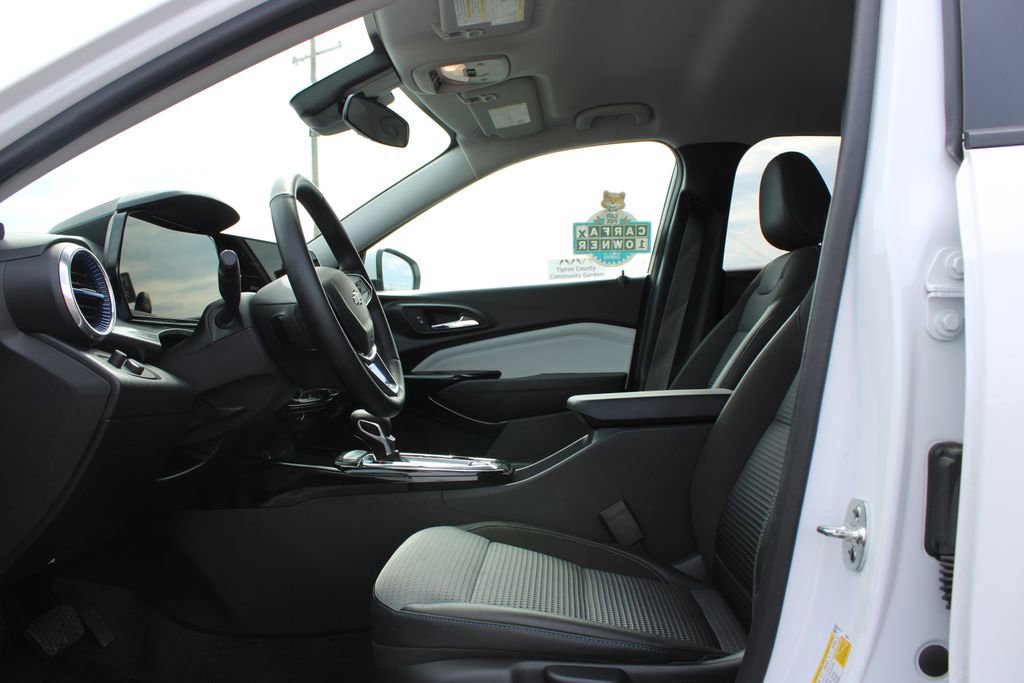 Used 2025 Chevrolet Trax LT w/ LT Convenience Package image 19