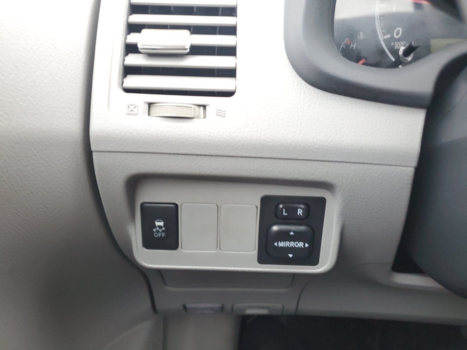 Used 2013 Toyota Corolla LE FWD image 30