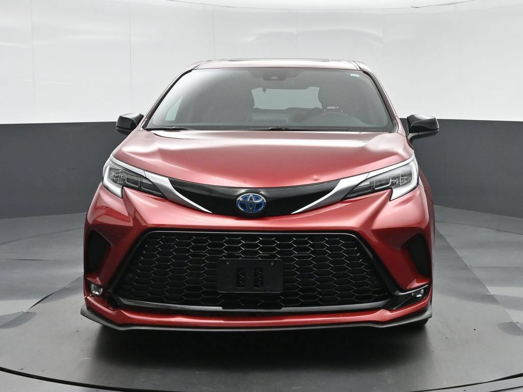 Used 2021 Toyota Sienna XSE FWD image 2