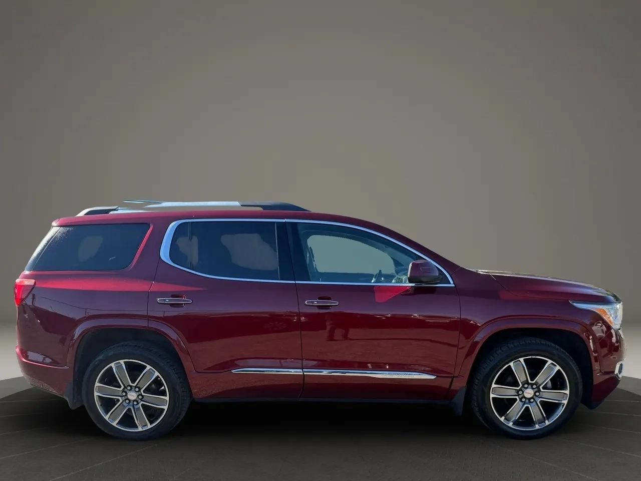 Used 2017 GMC Acadia Denali w/ Technology Package AWD/4WD image 4