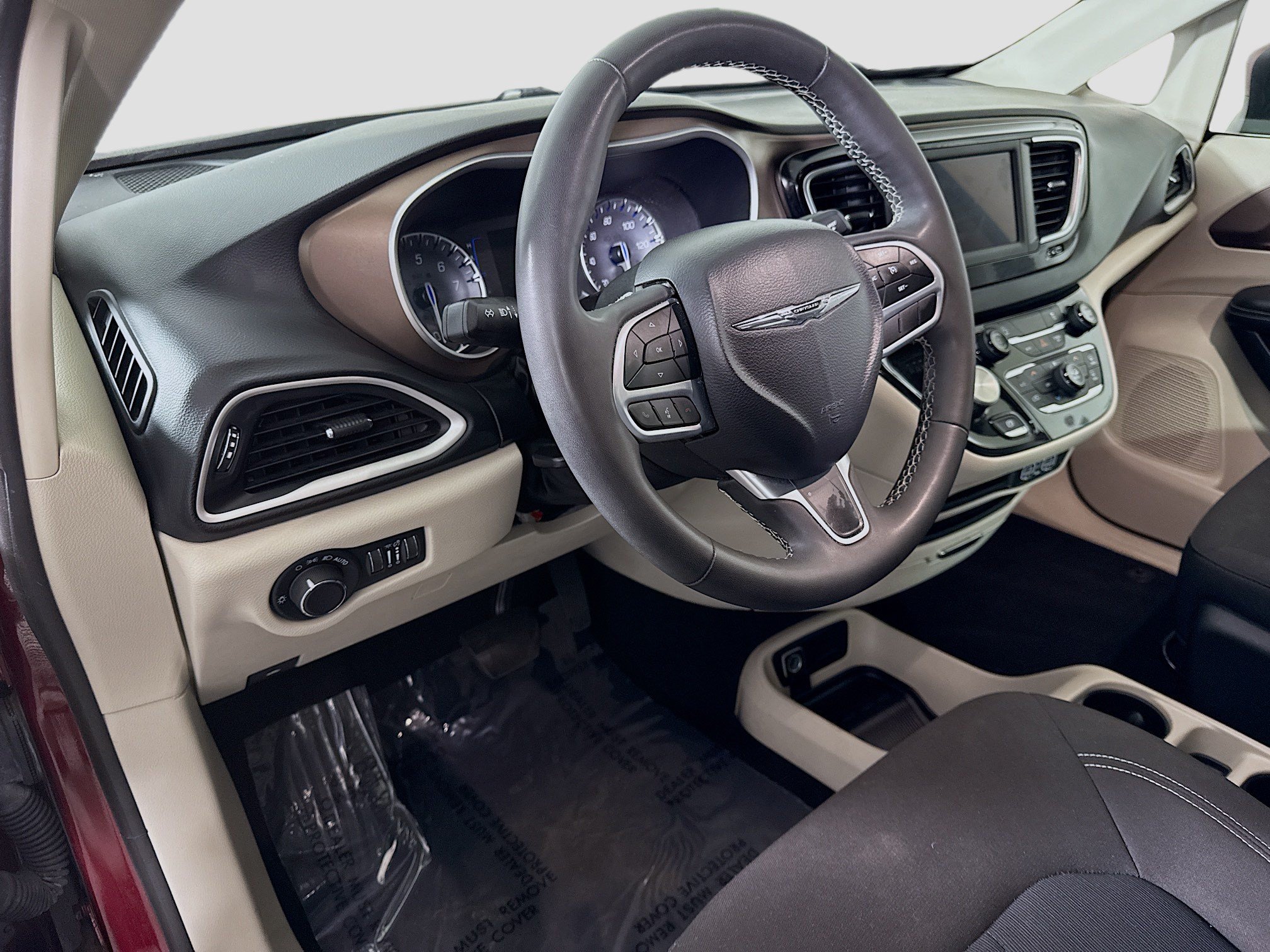 Used 2023 Chrysler Voyager LX FWD image 23