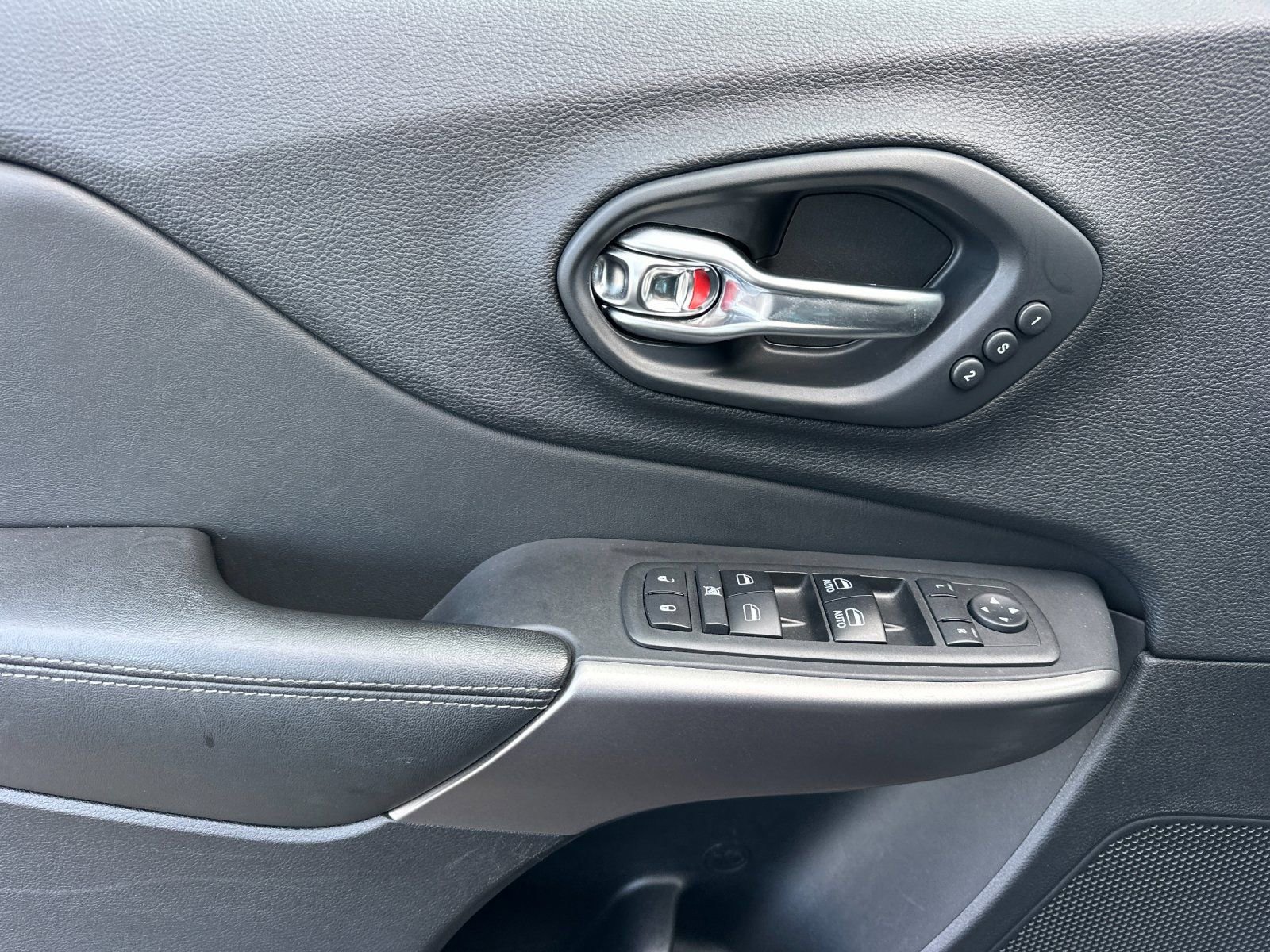 Used 2019 Jeep Cherokee Limited w/ Luxury Group image 10