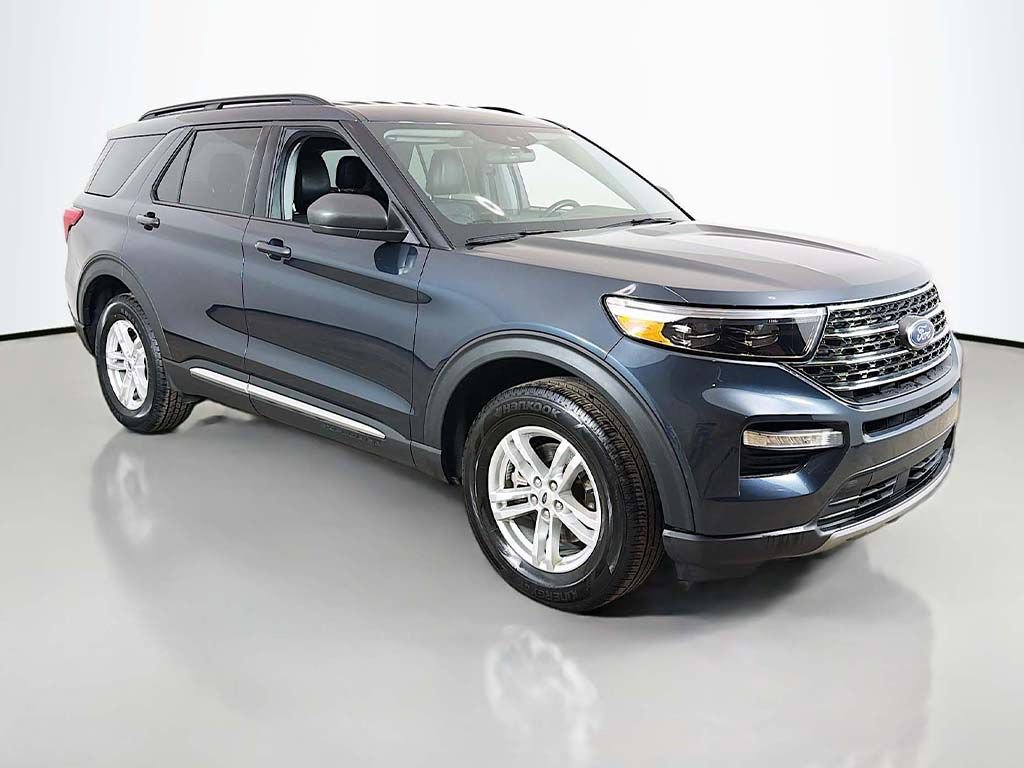 Used 2022 Ford Explorer XLT w/ Equipment Group 202A image 2