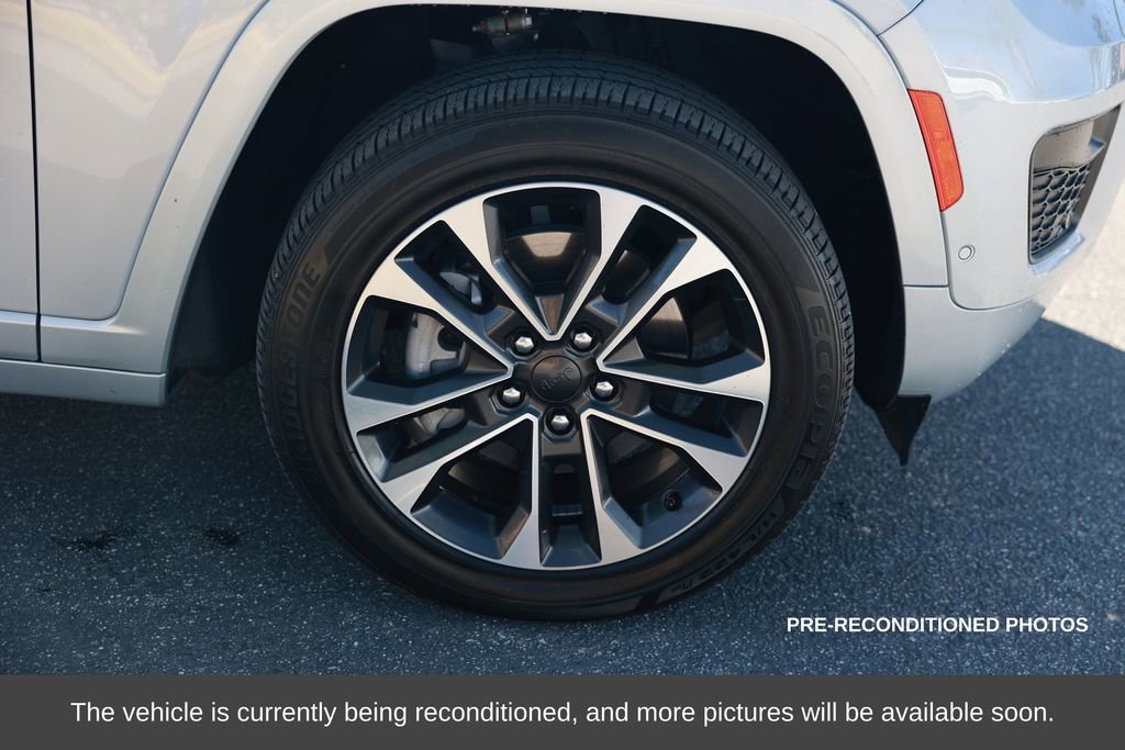 Used 2023 Jeep Grand Cherokee Overland w/ Advanced Protech Group III image 8