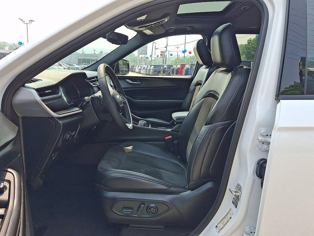 Used 2023 Jeep Grand Cherokee L Altitude AWD/4WD image 11