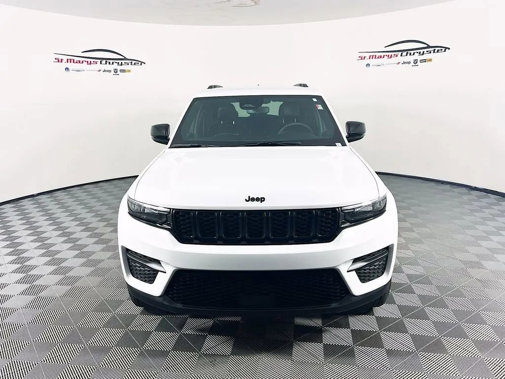 Used 2024 Jeep Grand Cherokee Altitude AWD/4WD image 3