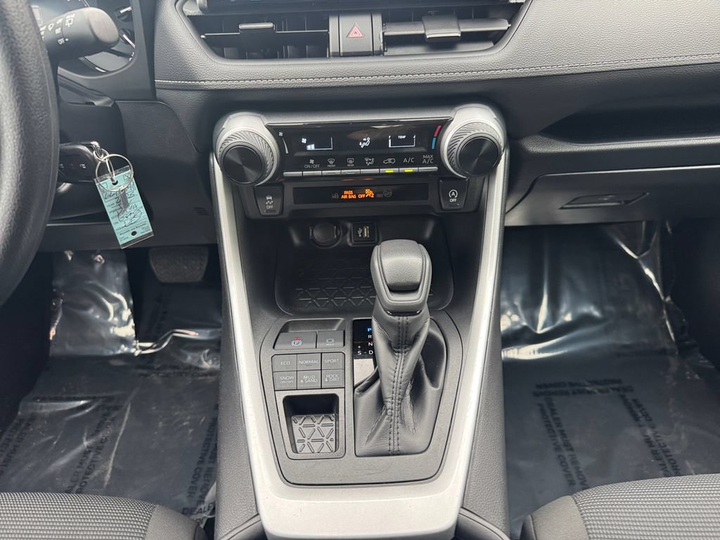 Used 2025 Toyota RAV4 LE AWD/4WD image 11