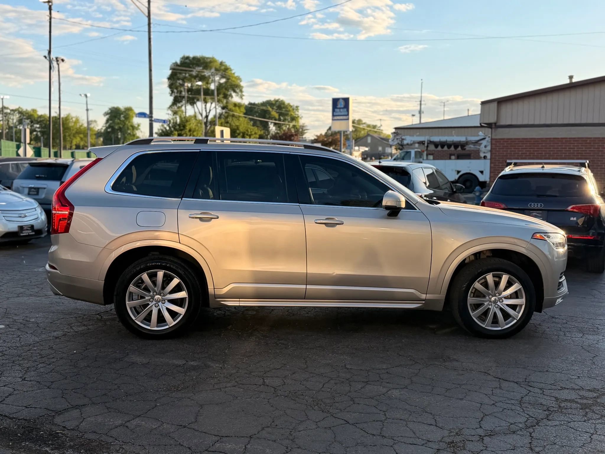 Used 2016 Volvo XC90 T6 Momentum w/ Momentum Plus Package AWD/4WD image 19
