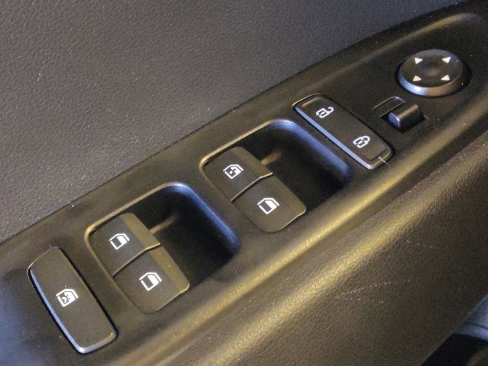 Used 2020 Hyundai Venue SEL image 27