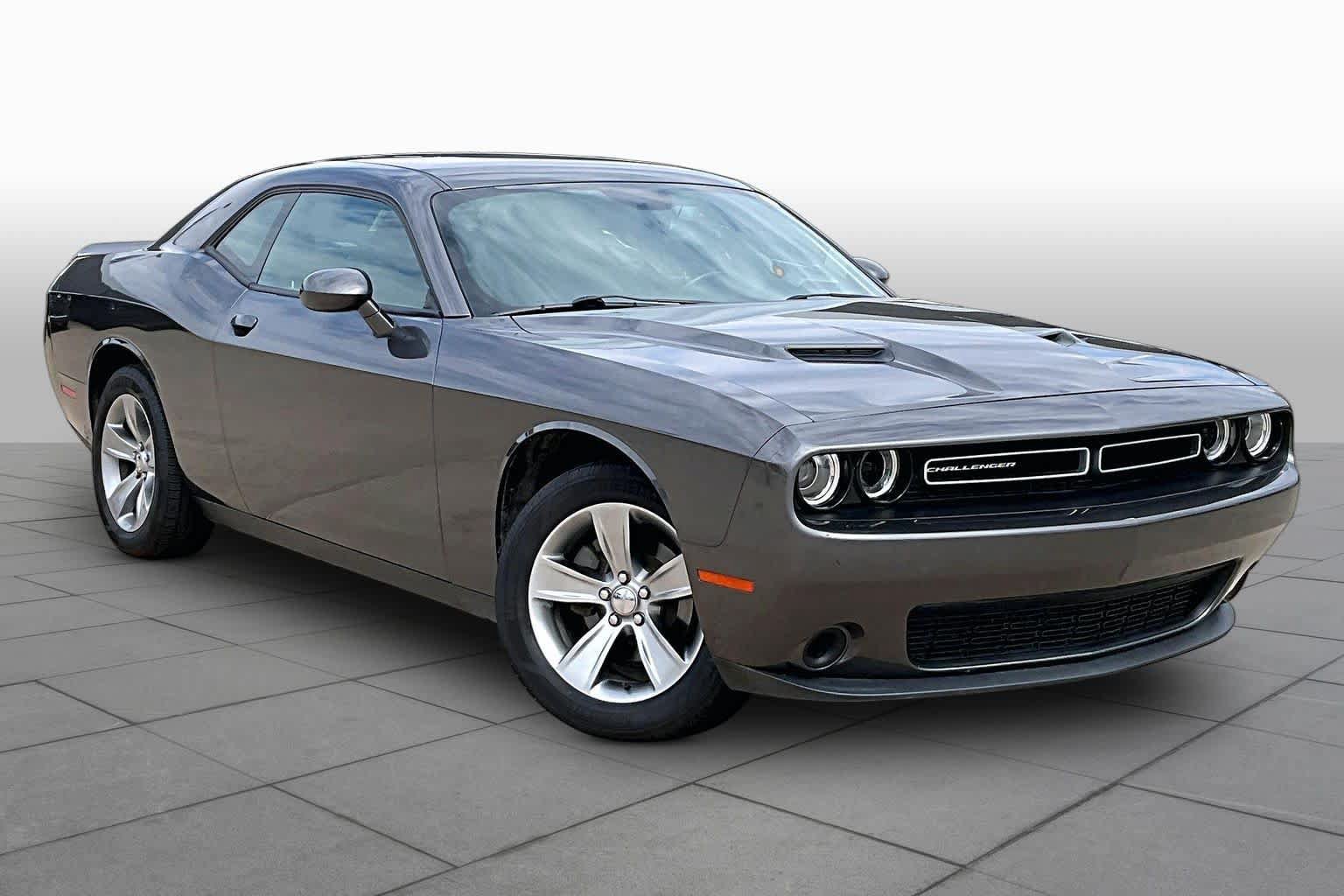 Used 2019 Dodge Challenger SXT RWD image 2