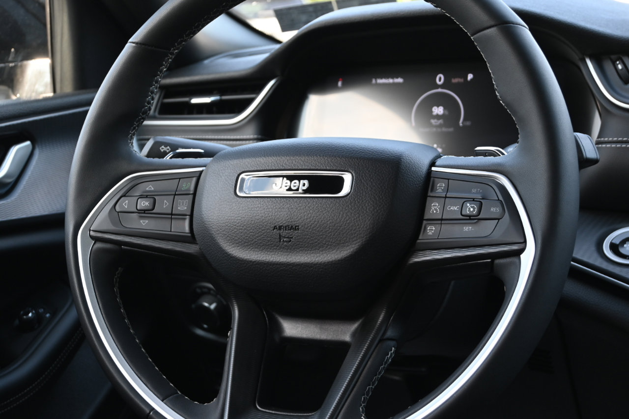 Used 2024 Jeep Grand Cherokee L Laredo image 25