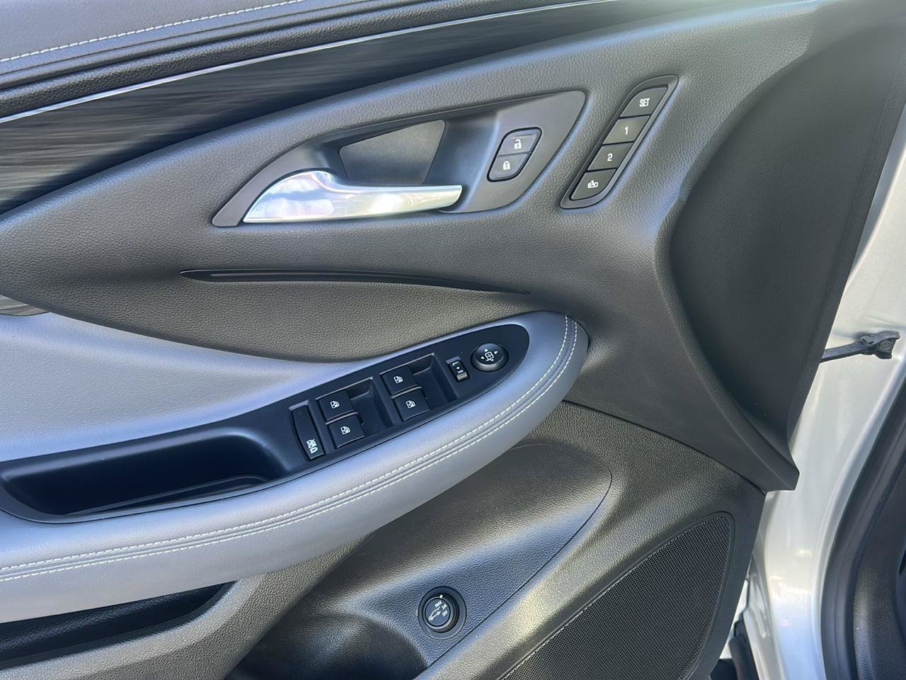 Used 2019 Buick Envision Essence FWD image 14