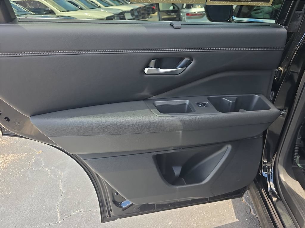 Used 2025 Nissan Pathfinder Platinum FWD image 11