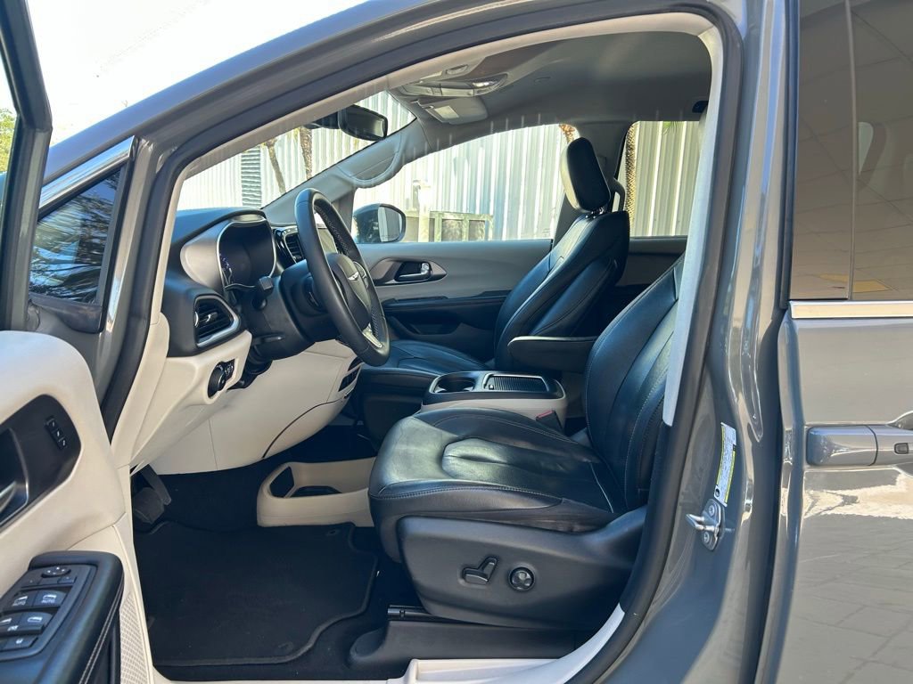 Used 2022 Chrysler Pacifica Touring-L image 15
