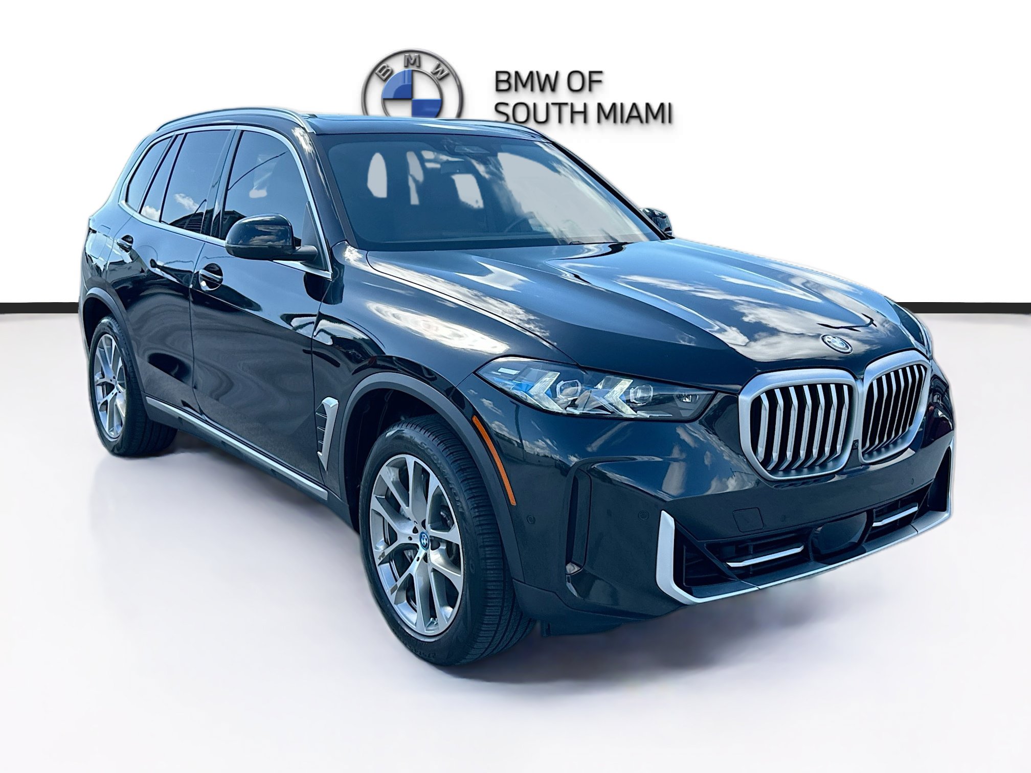 Certified 2025 BMW X5 xDrive50e AWD/4WD image 1