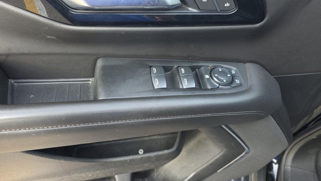 Used 2025 Chevrolet Suburban LT RWD image 21