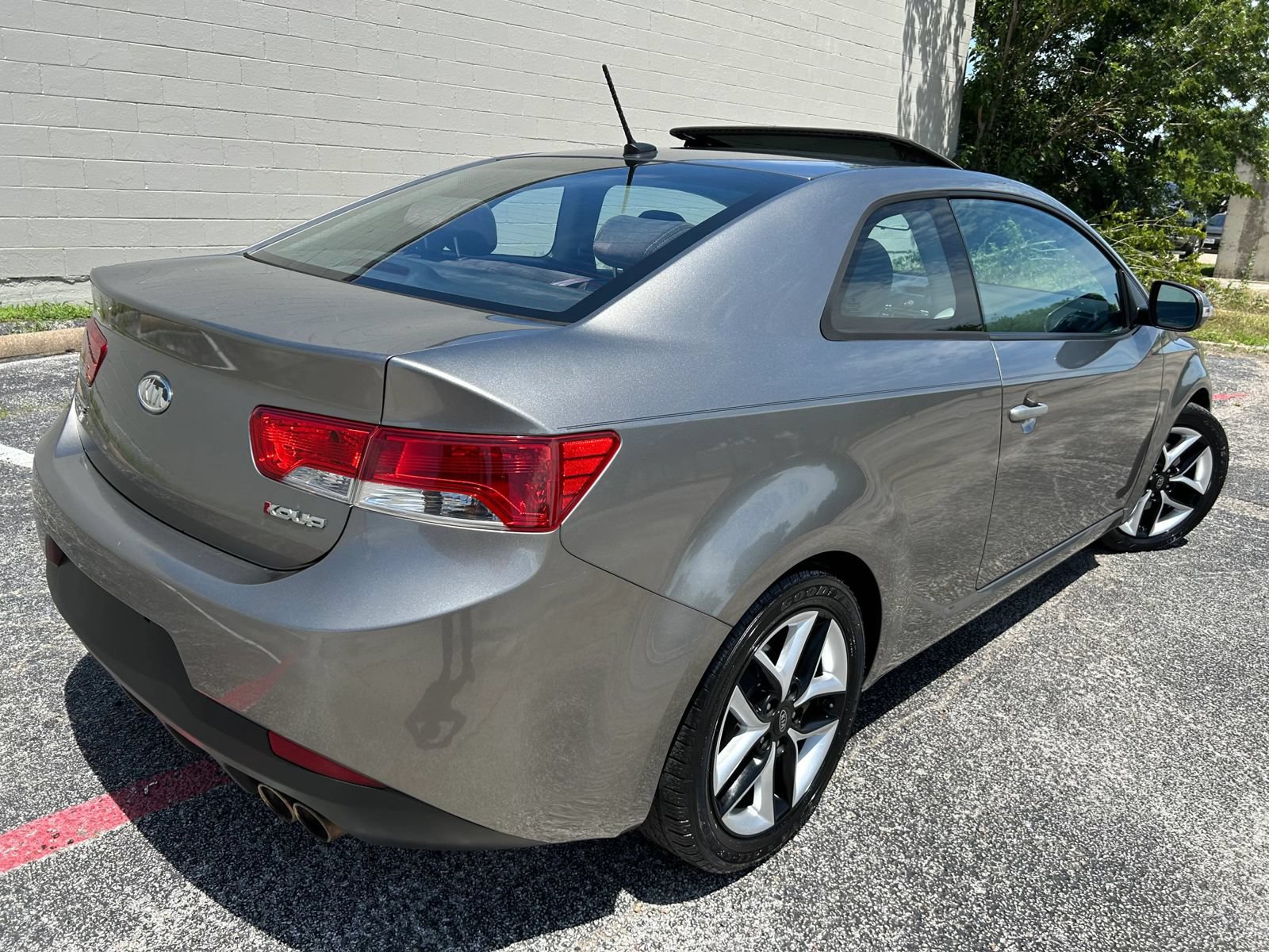 Used 2010 Kia Forte Koup SX FWD image 6