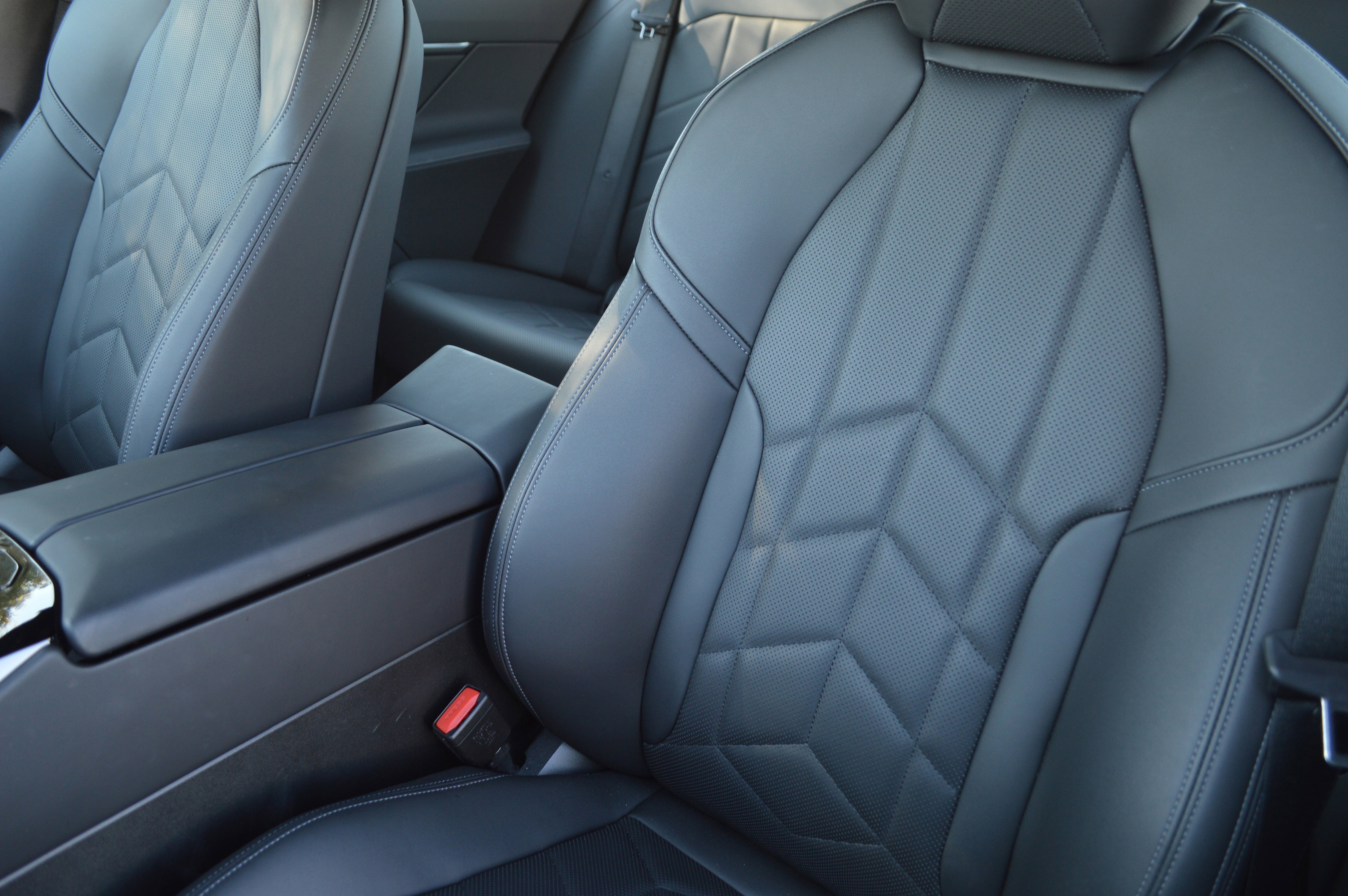 Used 2025 BMW 530i xDrive w/ Premium Package image 27