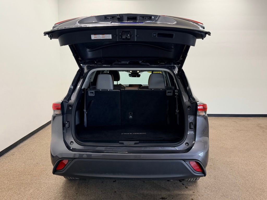 Used 2022 Toyota Highlander XLE image 5