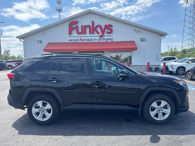 Used 2021 Toyota RAV4 XLE AWD/4WD image 2