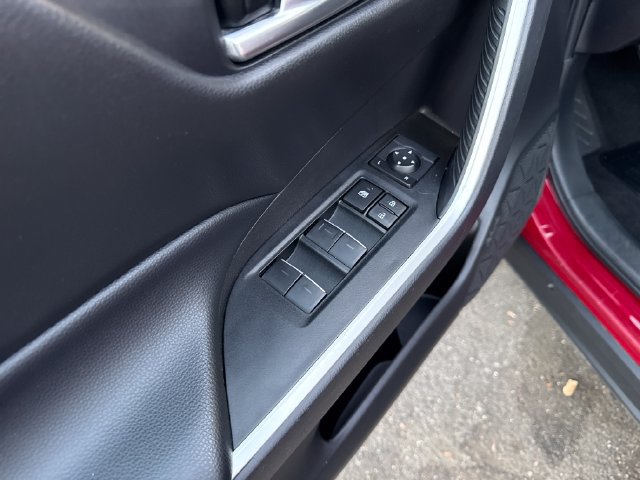 Used 2025 Toyota RAV4 XLE FWD image 12