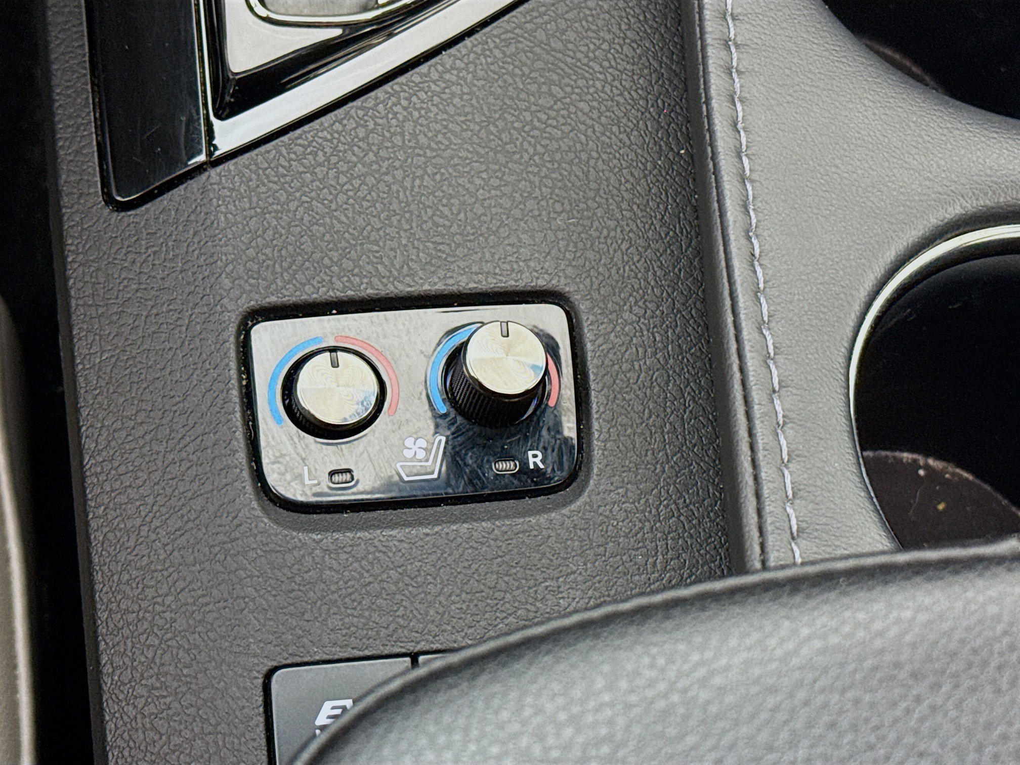 Used 2018 Toyota Avalon Limited image 23