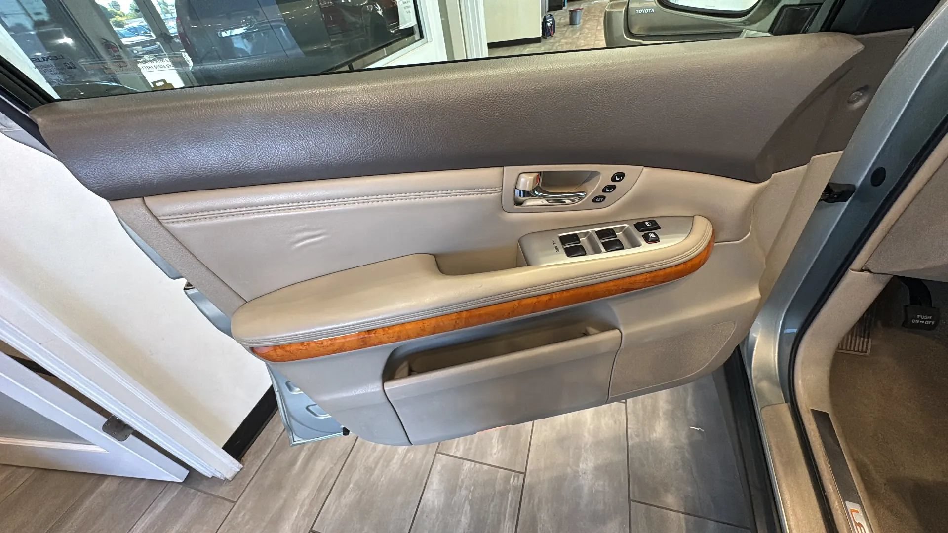 Used 2004 Lexus RX 330 w/ Premium Plus Pkg FWD image 31