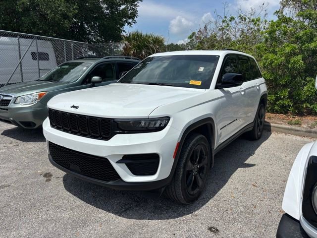 Used 2024 Jeep Grand Cherokee Altitude AWD/4WD image 6