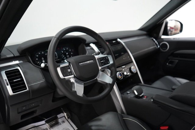Used 2024 Land Rover Discovery Dynamic SE image 14