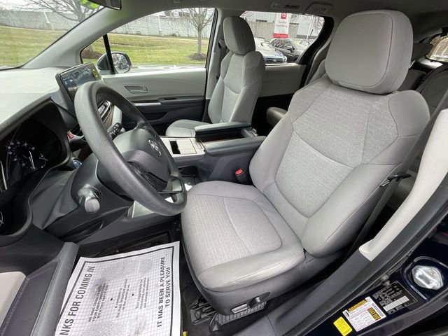 Used 2024 Toyota Sienna LE AWD/4WD image 14